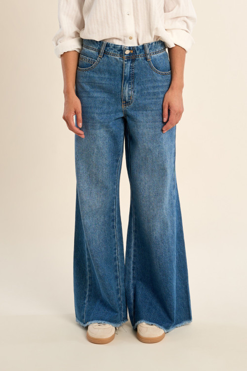 Pantalón de mujer largo, vaquero, acampanado.
