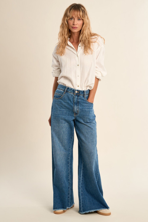 Pantalón de mujer largo, vaquero, acampanado.