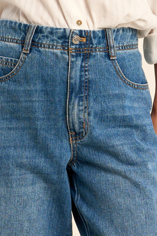 Pantalón de mujer largo, vaquero, acampanado.