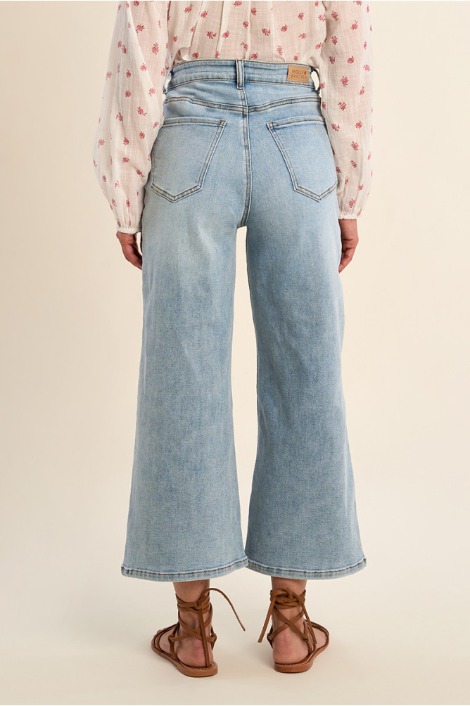 Wide-leg denim, cropped fit