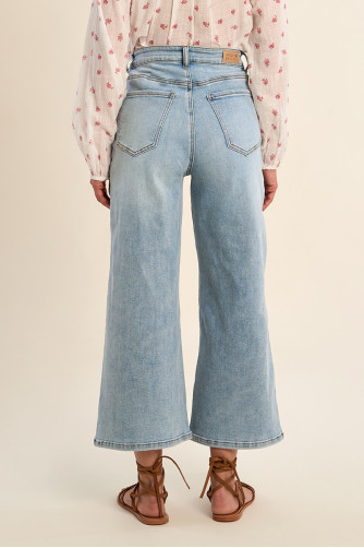 Pantalón de mujer vaquero, acampanado.