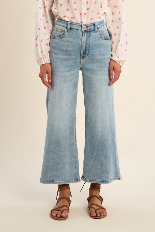 Wide-leg denim, cropped fit