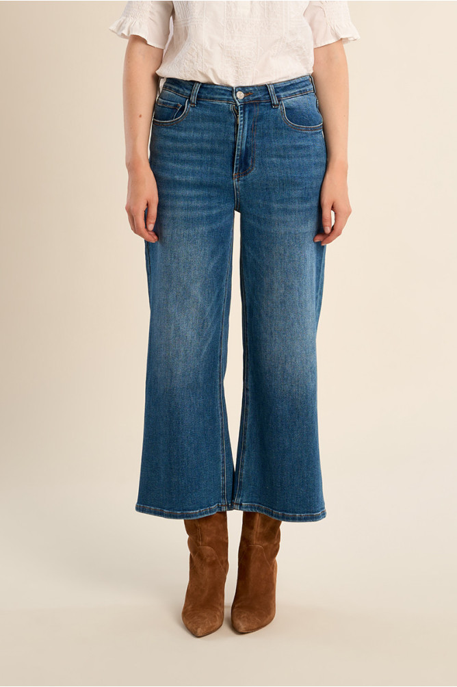 Wide-leg denim, cropped fit
