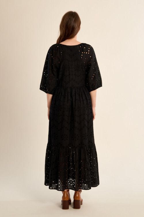 "Longue robe en coton, broderies ajourées"