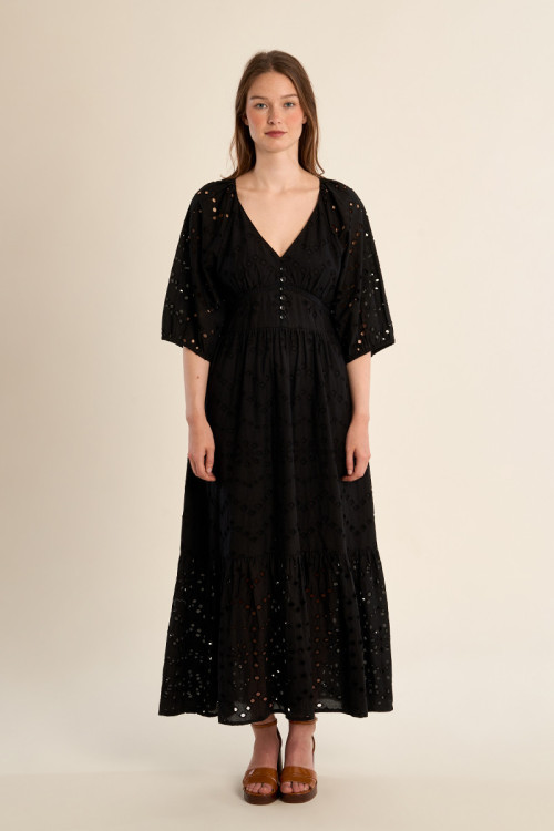 Vestido largo, de manga corta, con volantes.