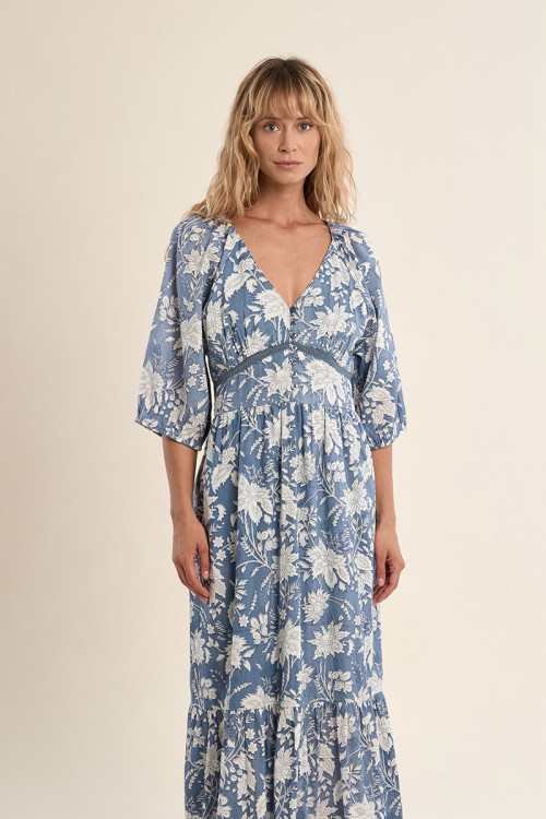 Vestido largo, de manga corta, con estampado y volante.
