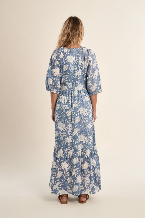 Vestido largo, de manga corta, con estampado y volante.