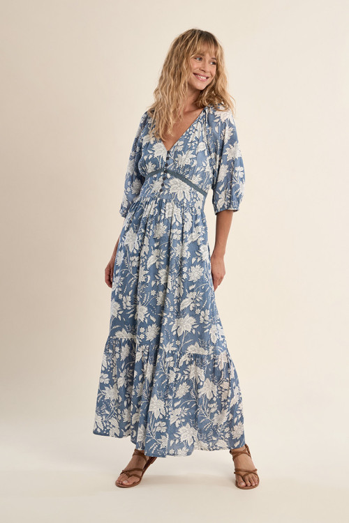 Vestido largo, de manga corta, con estampado y volante.