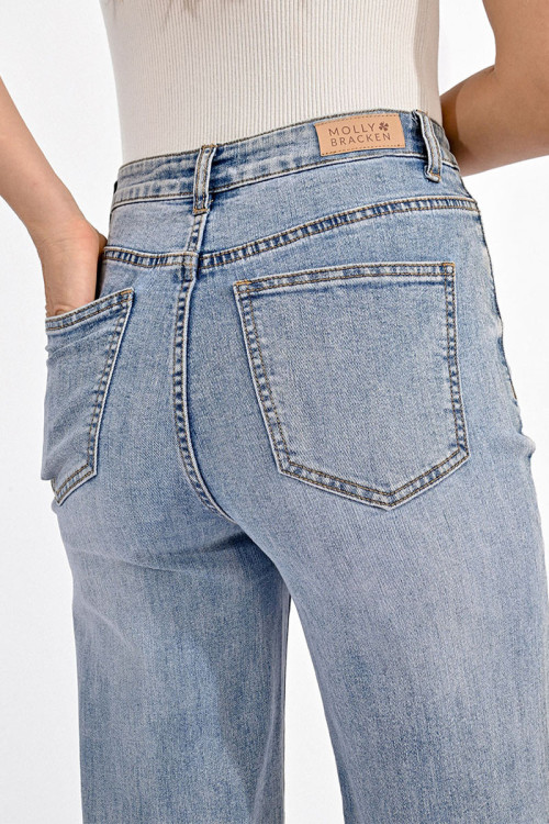 Pantalón de mujer vaquero, perneras anchas.