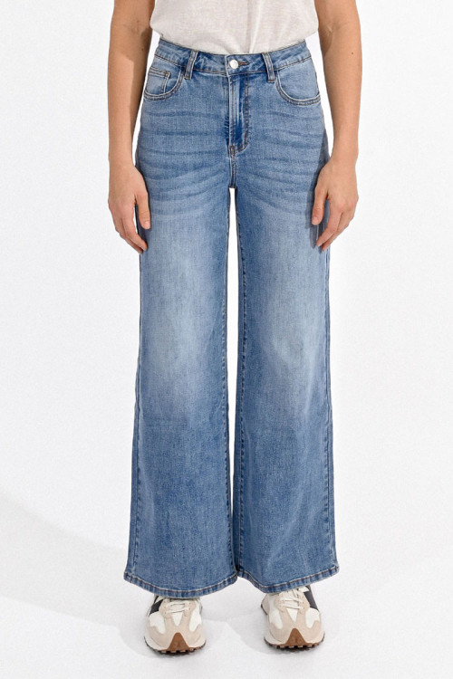 Pantalón de mujer vaquero, perneras anchas.