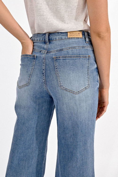Pantalón de mujer vaquero, perneras anchas.