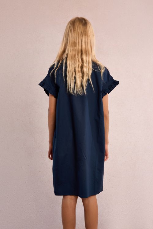 Vestido de niña corto, camisero, con pliegues.