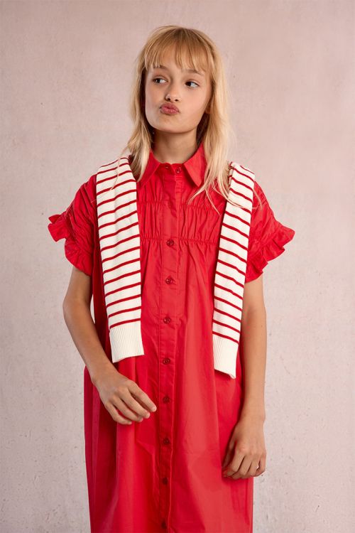 Vestido de niña corto, camisero, con pliegues.