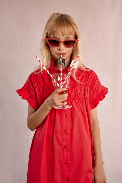 Vestido de niña corto, camisero, con pliegues.