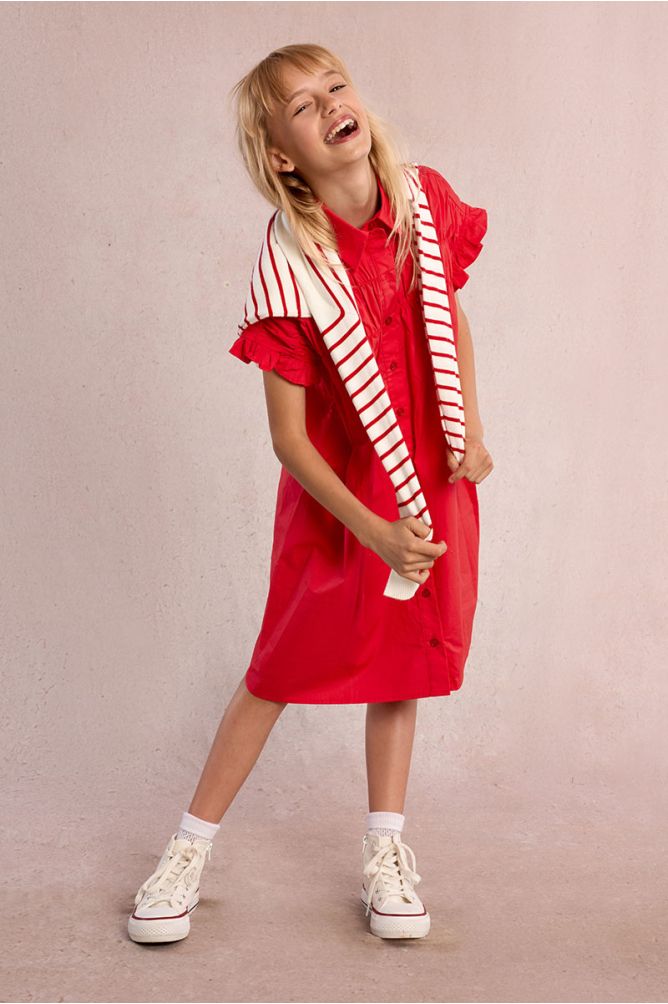 Vestido de niña corto, camisero, con pliegues.