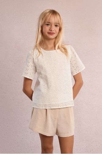 Top de niña de manga corta, en tejido bordado.