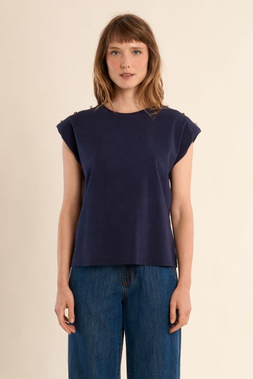 Camiseta de mujer de manga corta, detalle botones.