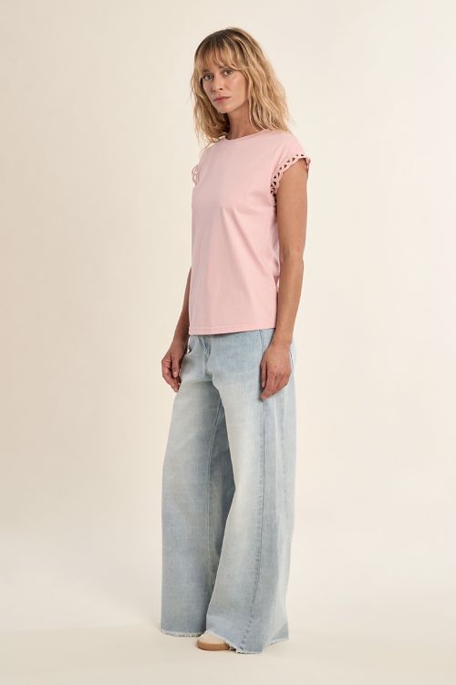 Camiseta de mujer de manga corta, con detalles bordados.