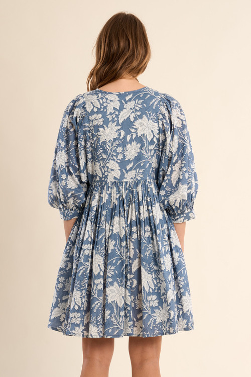 Vestido de mujer de manga larga, plisado, con estampado.