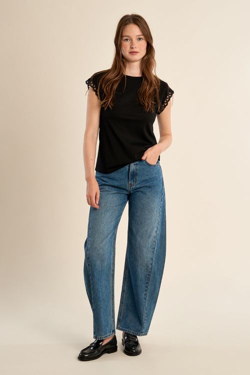 Camiseta de mujer de manga corta, con detalles bordados.