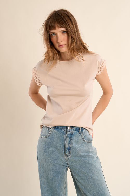Camiseta de mujer de manga corta, con detalles bordados.