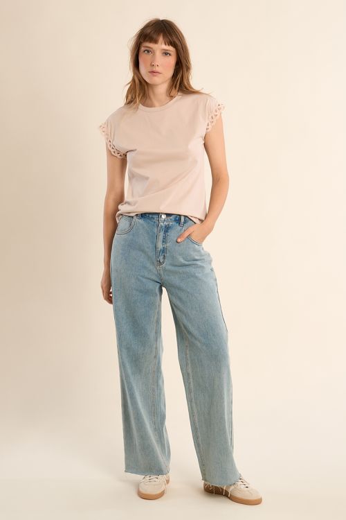Camiseta de mujer de manga corta, con detalles bordados.