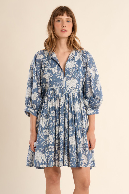 Vestido de mujer de manga larga, plisado, con estampado.