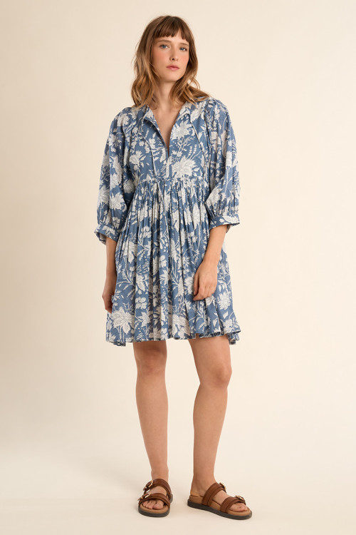 Vestido de mujer de manga larga, plisado, con estampado.