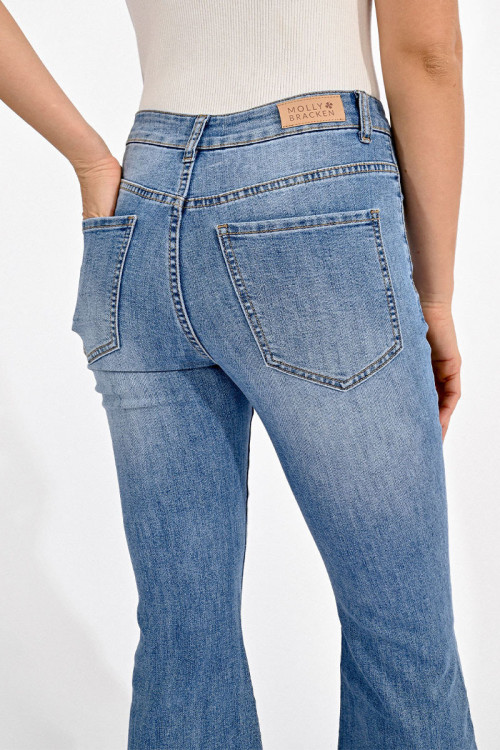 Pantalón vaquero acampanado