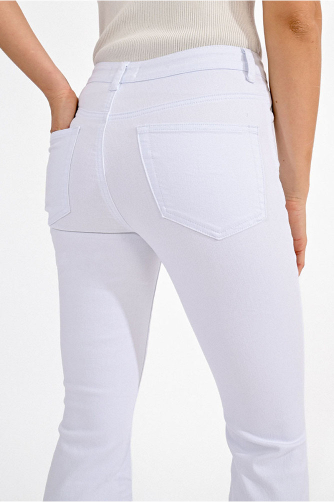 Pantalón vaquero acampanado