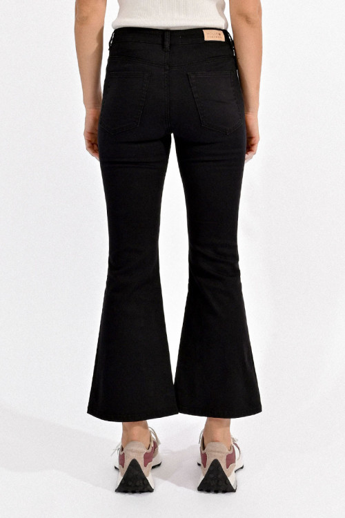 Pantalón vaquero acampanado