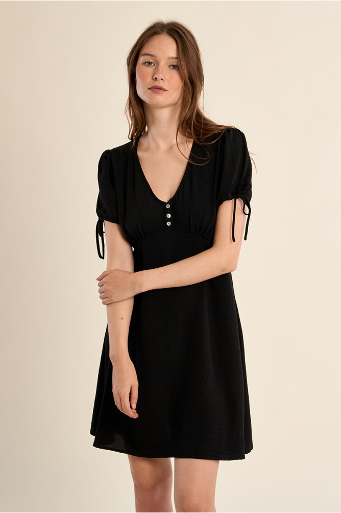 Vestido de manga corta, detalle lazada.