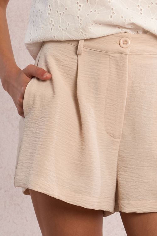 Short de niña corto, detalle pliegues.