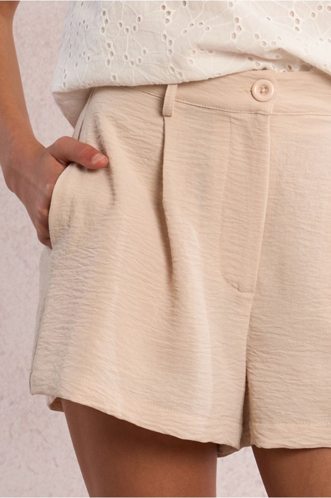 Short de niña corto, detalle pliegues.