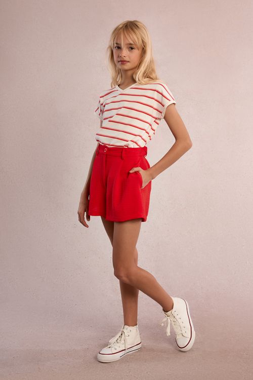 Short de niña corto, detalle pliegues.