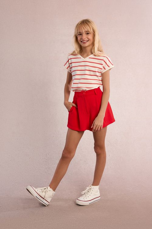 Short de niña corto, detalle pliegues.