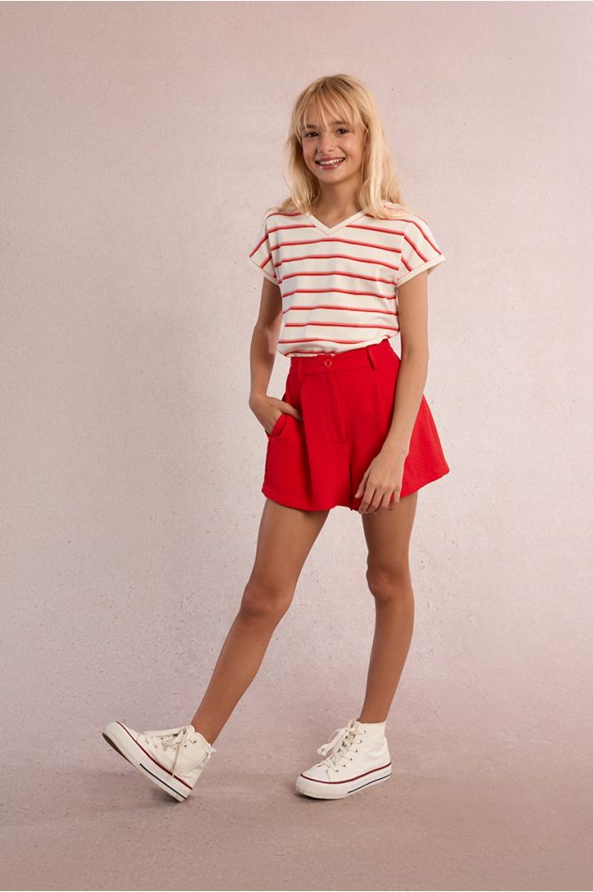 Short de niña corto, detalle pliegues.