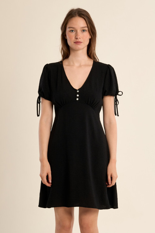 Vestido de manga corta, detalle lazada.