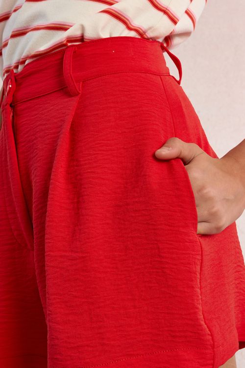 Short de niña corto, detalle pliegues.