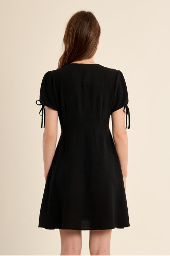 Vestido de manga corta, detalle lazada.