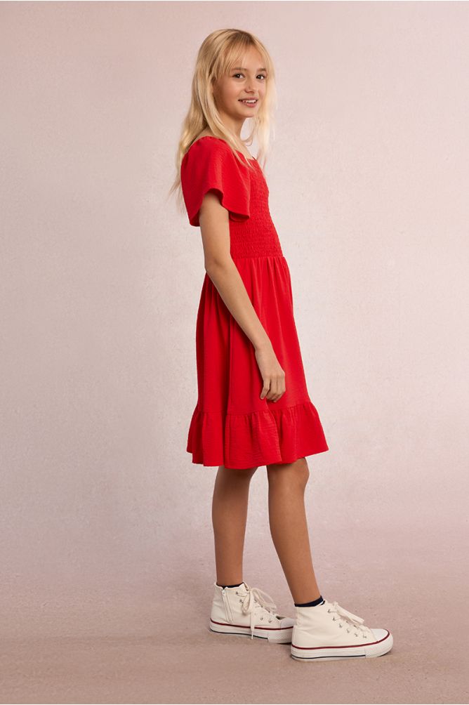 Vestido de niña de manga corta mariposa y volante.