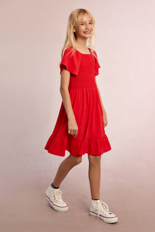 Vestido de niña de manga corta mariposa y volante.