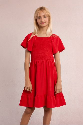 Vestido de niña de manga corta mariposa y volante.