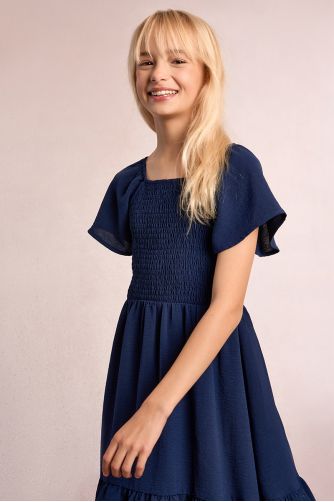 Vestido de niña de manga corta mariposa y volante.