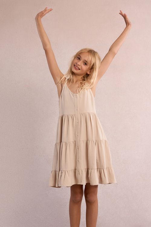 Vestido de niña de tirantes, con volantes y lazada.