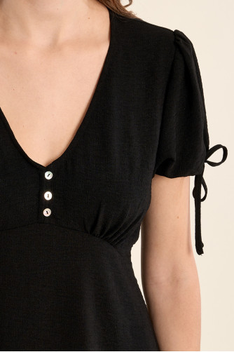 Vestido de manga corta, detalle lazada.