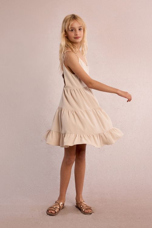 Vestido de niña de tirantes, con volantes y lazada.