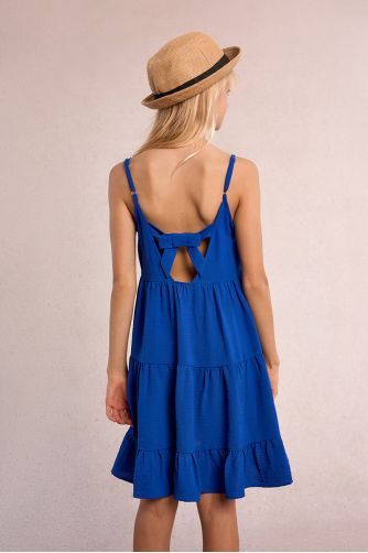 Vestido de niña de tirantes, con volantes y lazada.