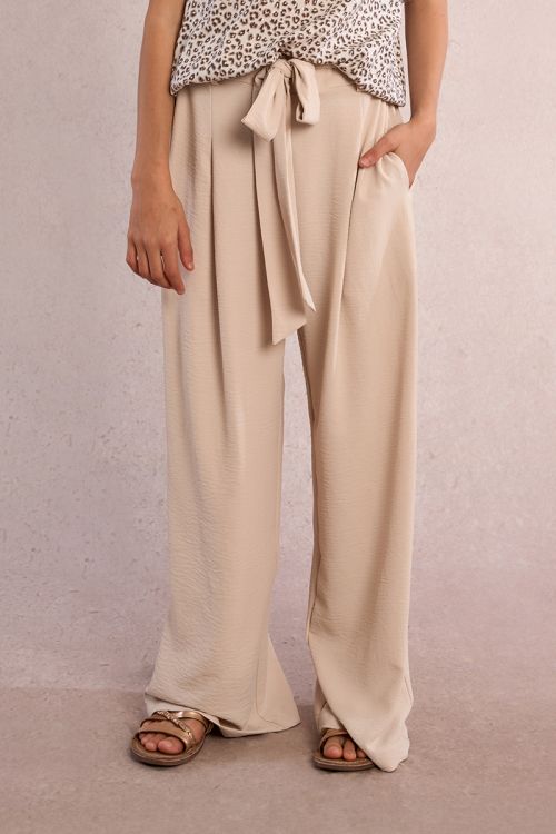 Pantalón de niña largo, con pliegues y lazada.