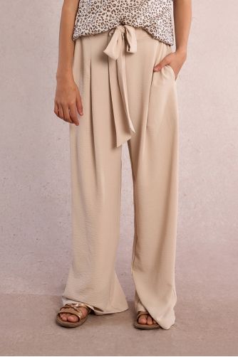 Flowing tie-down trousers